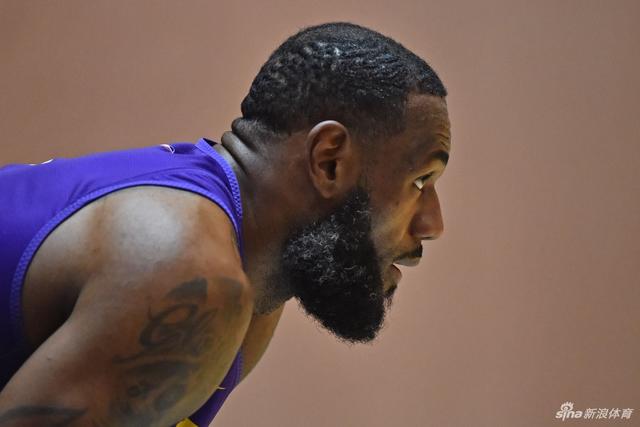 贝克汉姆出席NBA中国赛，与成龙和马云同框引关注